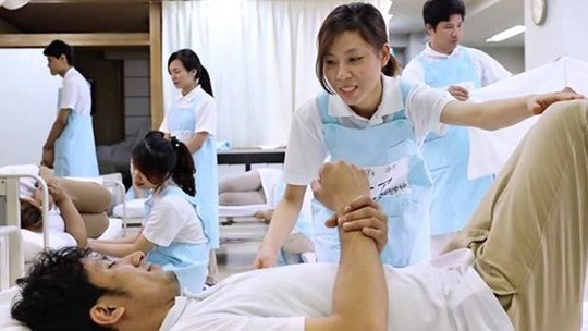 Des infirmières vietnamiennes sont formées au Japon. Photo : NIKKEI/VNA.