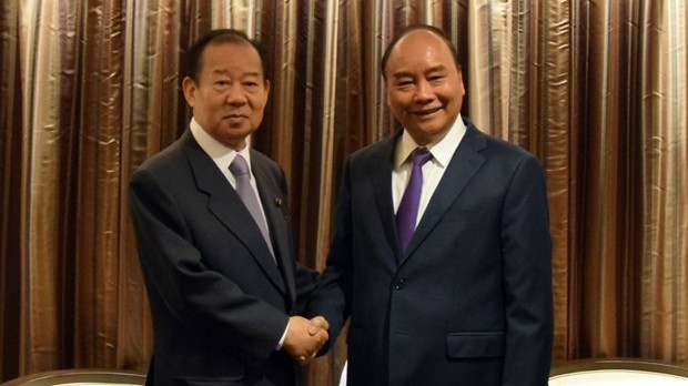 Le PM Nguyên Xuân Phuc (à droite) et le Secrétaire général du LDP au pouvoir au Japon, Nikai Toshihiro. Photo : VNA.
