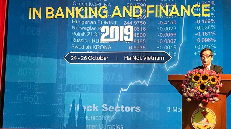 Nguyên Kim Anh, vice-gouverneur de la Banque d'État du Vietnam, prend la parole lors du 4e symposium vietnamien sur la banque et la finance. Photo : tinnhanhchungkhoan.vn.