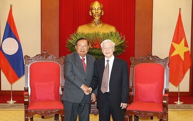 Le Secrétaire général du PCV et Président du Vietnam, Nguyên Phu Trong (à droite), et son homologue laotien Bounnhang Vorachith, le 28 octobre à Hanoi. Photo: NDEL.