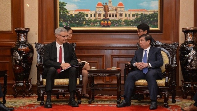 Le président du Comité populaire de Hô Chi Minh-Ville, Nguyên Thành Phong (à droite), et l'ambassadeur français au Vietnam, Nicolas Warnery. Photo : BQT.