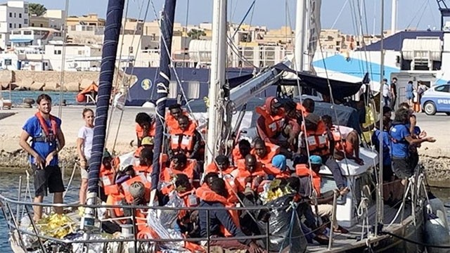 Un bateau de sauvetage sur l'île Lampedusa de l’Italie.Photo : THEGUARDIAN.COM 