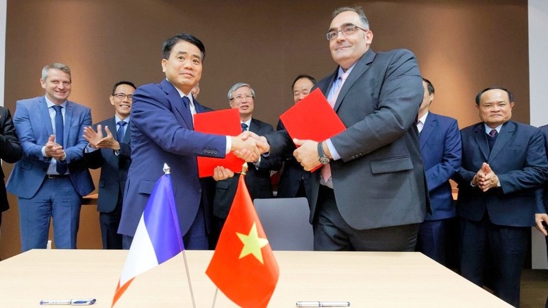 Cérémonie de signature du protocole d’accord entre le Comité populaire de Hanoï et le groupe Alstom. Photo: KTDT.  