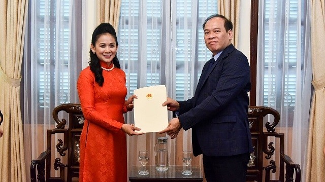 Cérémonie de remise de l’exequatur à Nguyên Lê Uyên Phuong, consule honoraire du Vietnam en Côte d’Ivoire (à gauche). Photo : BQT.