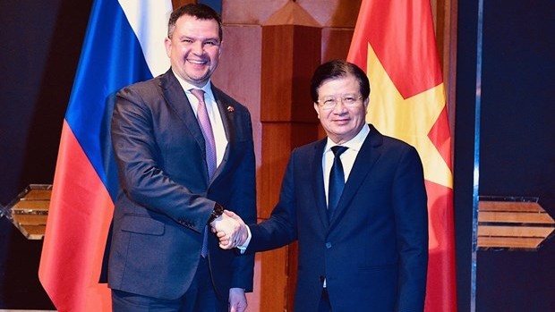 Les vice-Premiers ministres vietnamien Trinh Dinh Dung (droite) et russe Maksim Akimov. Photo : VGP.
