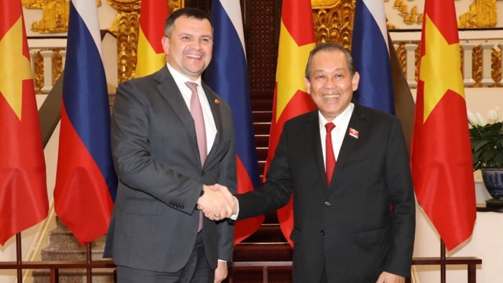 Le Vice-Premier ministre permanent Truong Hoa Binh (à droite) et le Vice-Premier ministre russe Maxim Akimov. Photo : VGP.