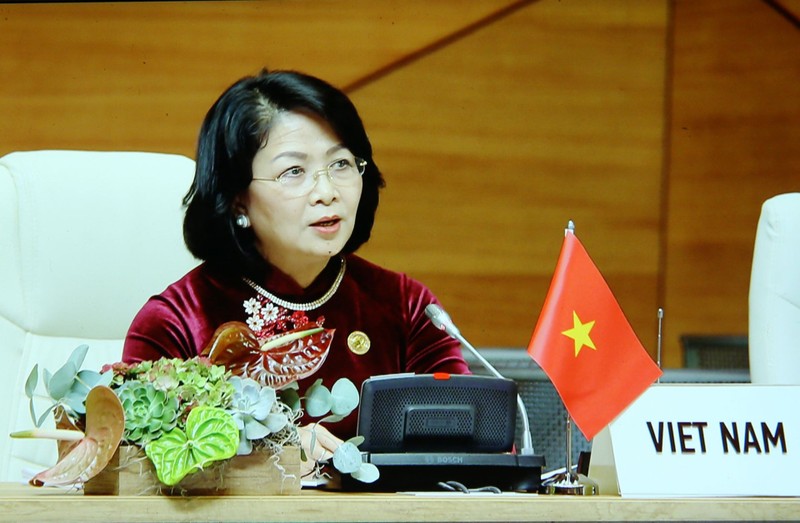 La Vice-présidente vietnamienne Dang Thi Ngoc Thinh s’exprime lors du 18e Sommet du Mouvement des non-alignés à Bakou. Photo : VNA.