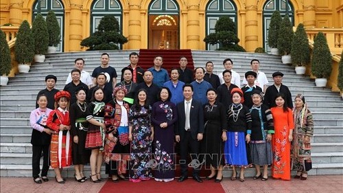 La Vice-Présidente de la République Dang Thi Ngoc Thinh avec des représentants des minorités ethniques de la province de Hà Giang. Photo : VNA.