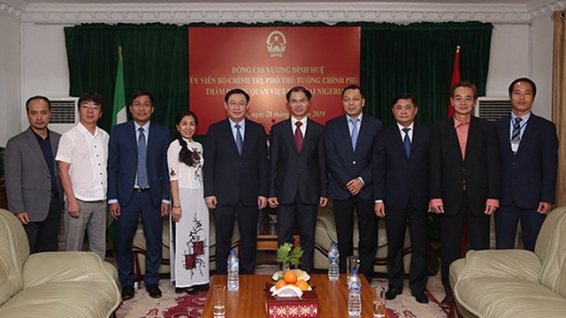Le Vice-PM Vuong Dinh Huê (5e à gauche) et des cadres de l’ambassade du Vietnam au Nigéria. Photo : VGP.
