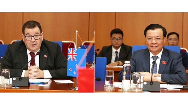 Le ministre vietnamien des Finances, Dinh Tiên Dung (à droite), et son homologue néo-zélandais, Grant Robertson.Photo: haiquanonline.com.vn