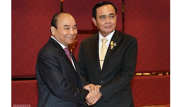 Le PM Nguyên Xuân Phuc (à gauche) et son homologue thaïlandais, Prayut Chan-o-cha, le 2 novembre. Photo : VGP.