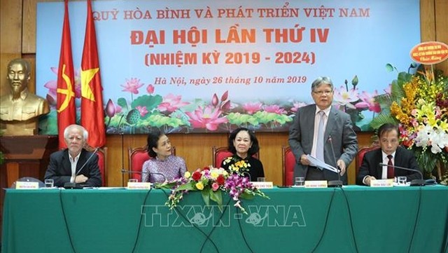  L’ancien ministre de la Justice Hà Hùng Cuong (debout), président du Fonds de la paix et du développement du Vietnam, prend la parole. Photo: VNA