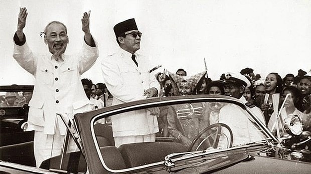 Le Président Hô Chi Minh (à gauche) est accueilli en Indonésie. Photo : VNA.