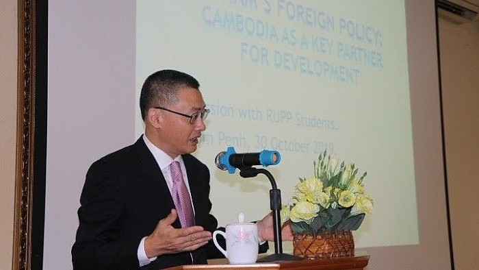 L’ambassadeur vietnamien au Cambodge, Vu Quang Minh, lors d'une rencontre avec des étudiants cambodgiens. Photo: VOV.