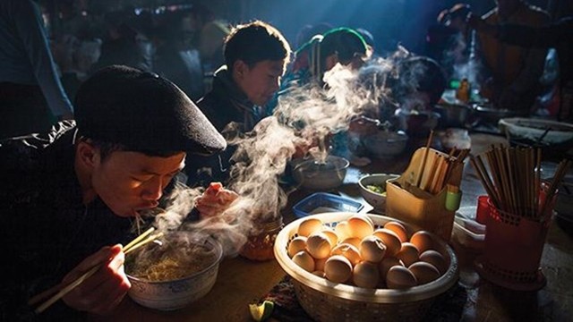 La photo « Un petit-déjeuner lors du jour du marché » du photographe vietnamien Nguyên Huu Thông (prix d’argent). Photo : VNA.