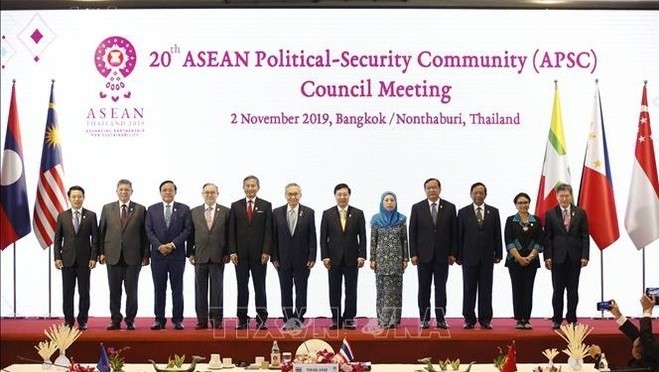 Le Vice-PM Pham Binh Minh (6e à partir de la droite), et les chefs des délégations participant à l'APSC-20. Photo : VNA.