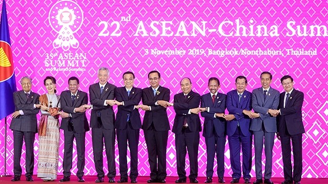 Les dirigeants de l'ASEAN et le Premier ministre chinois Li Keqiang au 22e Sommet ASEAN-Chine, dans le cadre du 35e Sommet de l’ASEAN, le 3 novembre à Bangkok en Thaïlande. Photo : VGP.
