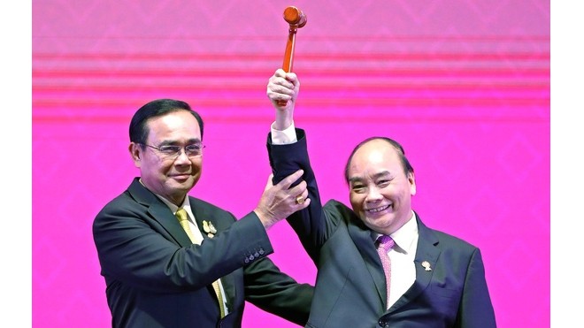 Le Premier ministre Nguyên Xuân Phuc a reçu le marteau du président de l'ASEAN de la part de son homologue thaïlandais, Prayut Chan-o-cha. Photo : Reuters.
