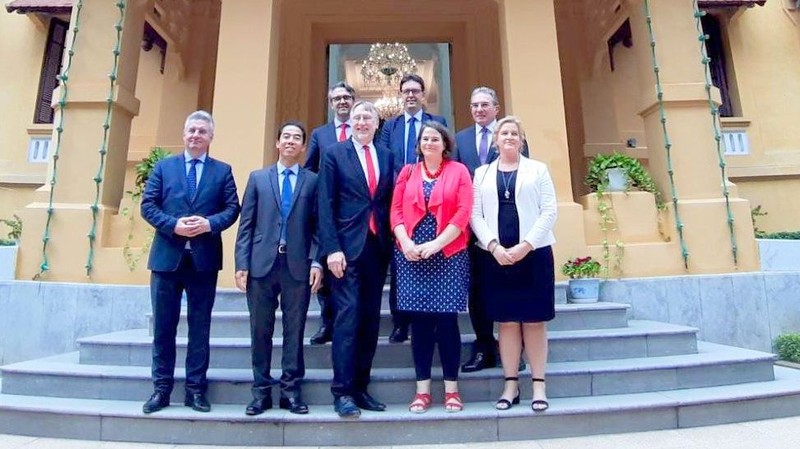 Le vice-ministre des AE Tô Anh Dung (2e, à gauche) et la délégation de la Commission du Commerce international du PE. Photo : BQT.