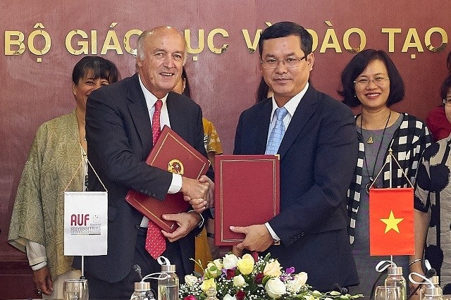 Signature d’un accord-cadre dans l’éducation entre le Ministère vietnamien de l’Éducation et de la Formation et l'AUF. Photo: Dang Duong/NDEL. 