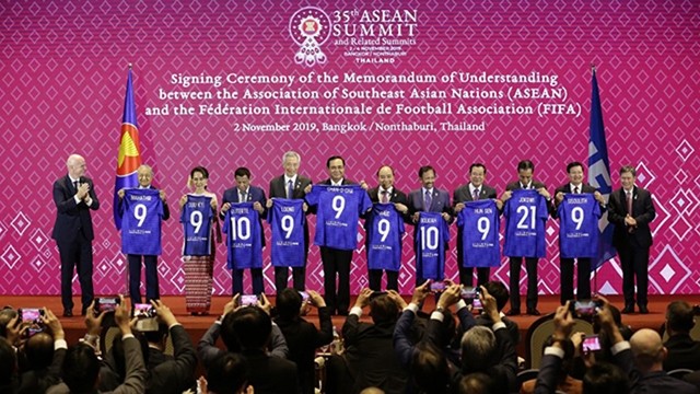 Les dirigeants des pays de l'ASEAN, le secrétaire général de l'ASEAN, Lim Jock Hoi, et le président de la FIFA, lors de la signature de l’accord entre l’ASEAN et la FIFA. Photo : NDEL.