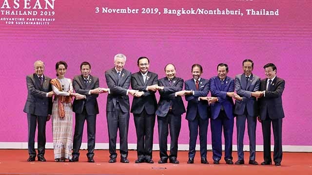 Les dirigeants de l'ASEAN à la séance plénière du 35e Sommet de l'ASEAN, le 2 novembre à Bangkok, en Thaïlande. Photo : VGP.