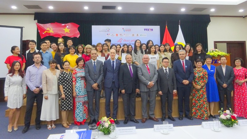 Photo de famille des invités et des candidats du concours " Jeunes Reporters Francophones - Vietnam 2019 ". Photo : DH/NDEL.