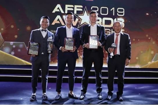 L'entraîneur en chef du Vietnam Park Hang-seo (1er à droite) et ses trois meilleurs élèves vietnamiens lors de la remise des prix 2019 de la Fédération de football de l’ASEAN.
