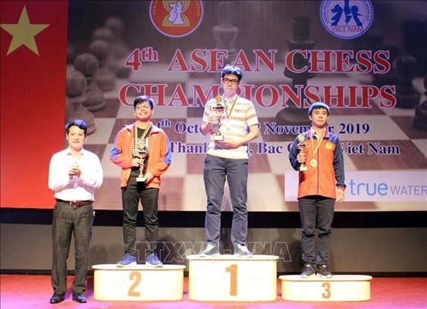 Le Comité d'organisation remet des médailles aux gagnants en rapide lors des championnats d'échecs d'Asie du Sud-Est 2019. Photo : VNA.