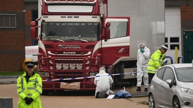 Le conteneur de camion où les corps ont été découverts à Grays, Essex, Royaume-Uni. Photo: Sky News.