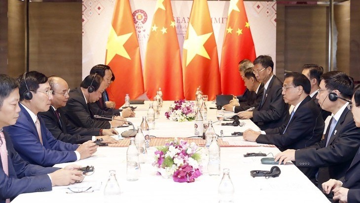 Rencontre entre le PM vietnamien Nguyên Xuân Phuc et son homologue chinois Li Keqiang, le 3 novembre à Bangkok. Photo: VGP.