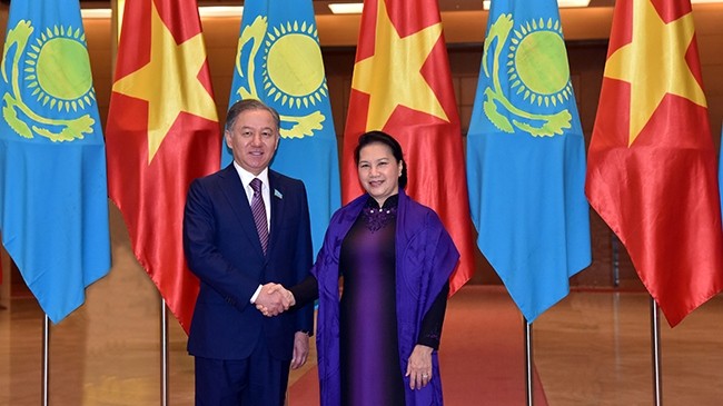 La Présidente de l’AN vietnamienne, Nguyên Thi Kim Ngân (à droite), et le Président du Majilis, Nurlan Nigmatulin, le 14 novembre à Hanoi. Photo: NDEL.