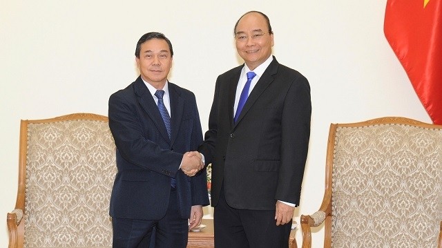 Le PM vietnamien Nguyên Xuân Phuc (à droite) et le nouvel ambassadeur laotien au Vietnam Sengphet Houngboungnuang. Photo : Trân Hai/NDEL.
