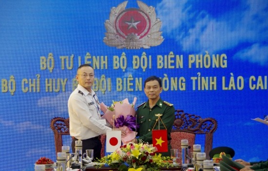 Le colonel Dô Ngoc Tuân (à droite) et le général de brigade Endo Makoto. Photo : bienphong.com.vn