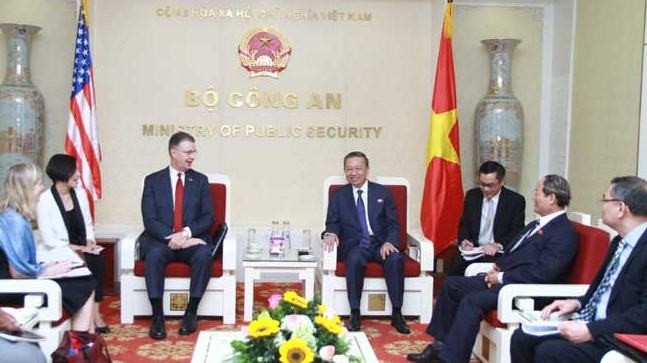 Rencontre entre le ministre vietnamien de la Sécurité publique Tô Lâm (à droite) et l’ambassadeur américain au Vietnam Daniel Kritenbrink. Photo : CAND.