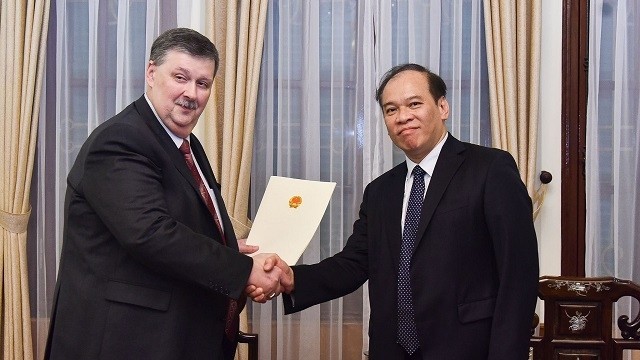 Cérémonie de remise de l’exequatur au nouveau consul général de Russie à Dà Nang, Plam Andrey Yurievich (à gauche). Photo : BQT.