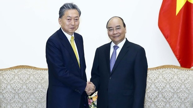 Le Premier ministre Nguyên Xuân Phuc (à droite) serre la main du président de l’Institut de la communauté d’Asie de l’Est, Hatoyama Yukio. Photo : VNA.