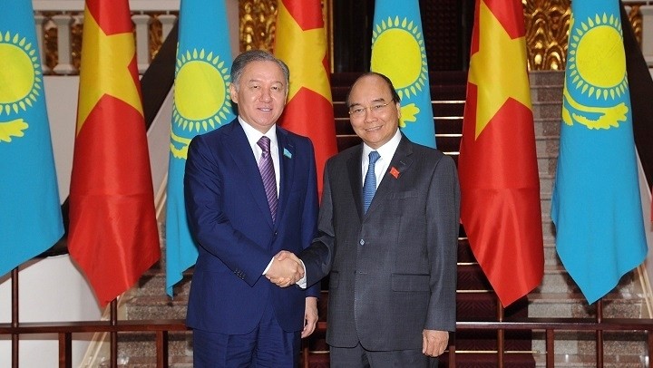 Le PM vietnamien Nguyên Xuân Phuc (à droite) et le Président du Majilis, Nurlan Nigmatulin, le 14 novembre à Hanoi. Photo : Trân Hai/NDEL.