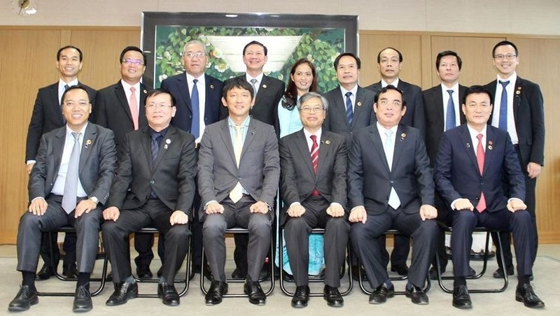 Photo de famille des responsables de Kumamoto et des localités vietnamiennes. Photo : BQT.