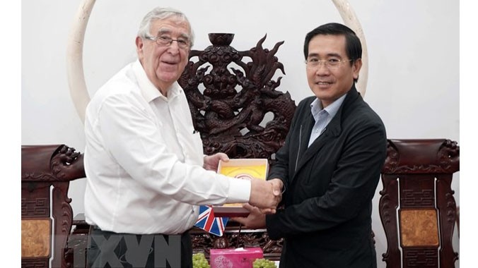 Le vice-président du Comité populaire de Ninh Thuân, Pham Van Hâu, et John Reynolds, envoyé au commerce international du Conseil municipal. Photo : VNA.