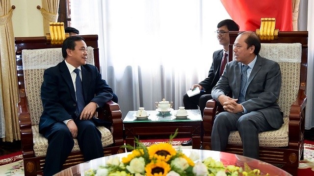 Le vice-ministre vietnamien des Affaires étrangères Nguyên Quôc Dung (à droite) et l’ambassadeur laotien au Vietnam Sengphet Houngboungnuang. Photo : BQT.