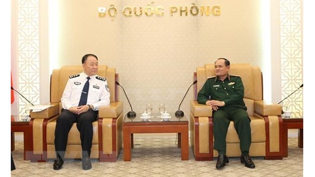 Le chef d’État-major général adjoint de l’Armée populaire du Vietnam, Nguyên Phuong Nam (à droite), et le chef adjoint de l’Administration nationale de l’immigration de Chine, Zhao Changhua. Photo : VNA.