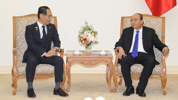 Le Premier ministre Nguyên Xuân Phuc reçoit le gouverneur de la préfecture japonaise de Saitama, Motohiro Ono. Photo : Trân Hai/NDEL.