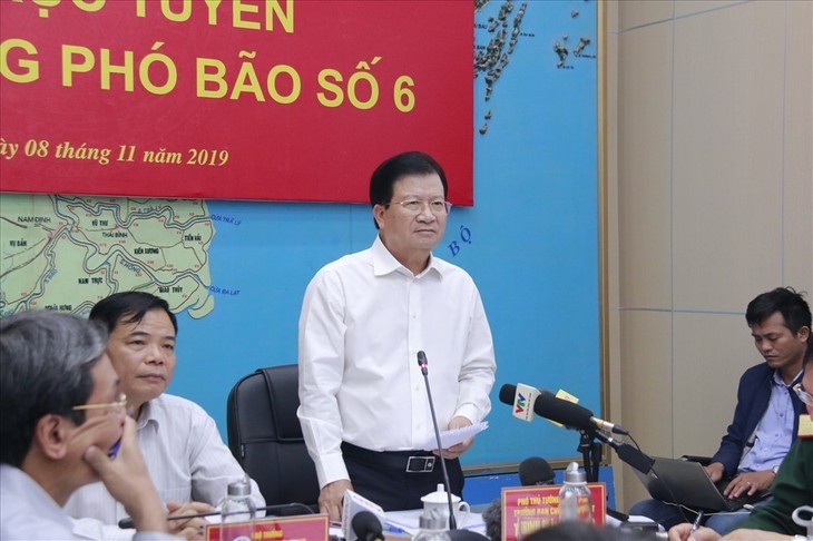 Le vice-Premier ministre Trinh Dinh Dung (debout) lors de la réunion de la Direction centrale contre les catastrophes naturelles.
