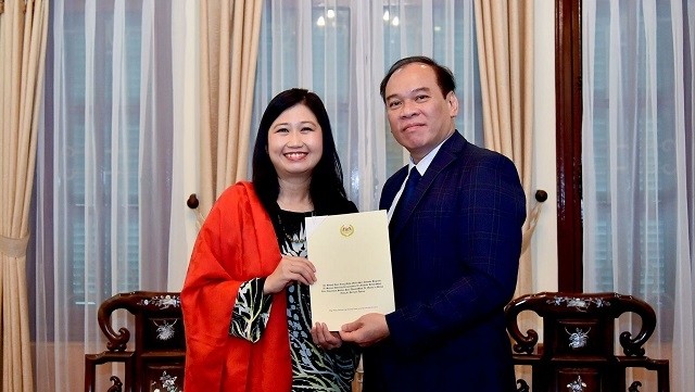 Cérémonie de remise de l’exequatur à la consule générale malaisienne à Hô Chi Minh-Ville, Wong Chia Chiann (à gauche). Photo : BQT.