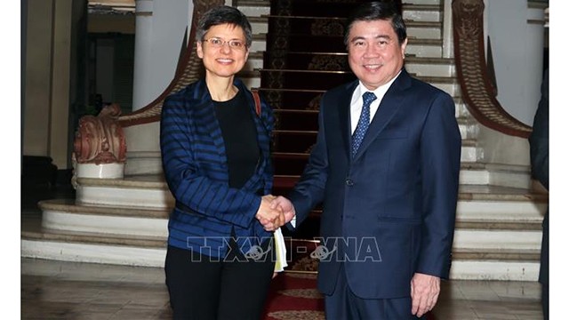 Nguyên Thanh Phong, président du Comité populaire de Hô Chi Minh-Ville (à droite) et Cathy Berx, gouverneur de la province d’Anvers. Photo: VNA