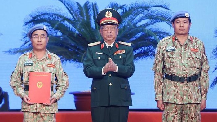 Le vice-ministre de la Défense Nguyên Chi Vinh remet la décision du Président de la République à des responsables du deuxième hôpital de campagne de niveau 2. Photo : CAND.