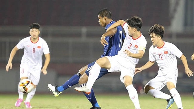 Les U19 du Vietnam (en blanc) jouent un bon match contre leurs adversaires japonais. Photo : vtv.vn.