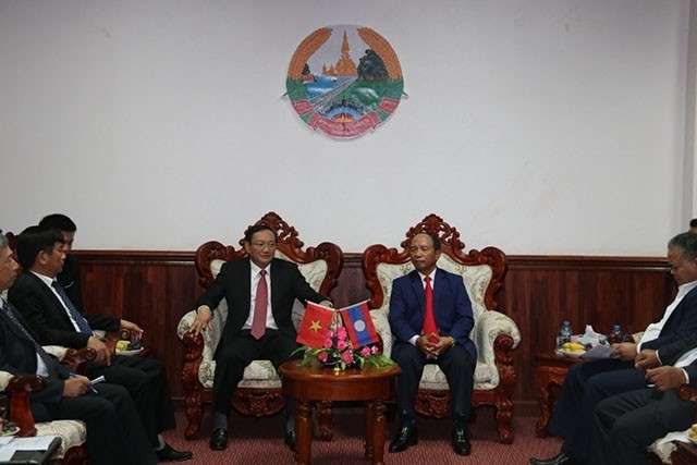 Rencontre entre l'ambassadeur du Vietnam au Laos, Nguyên Ba Hung, et le gouverneur de Sekong, Khamphoi Butdavieng. Photo : NDEL.
