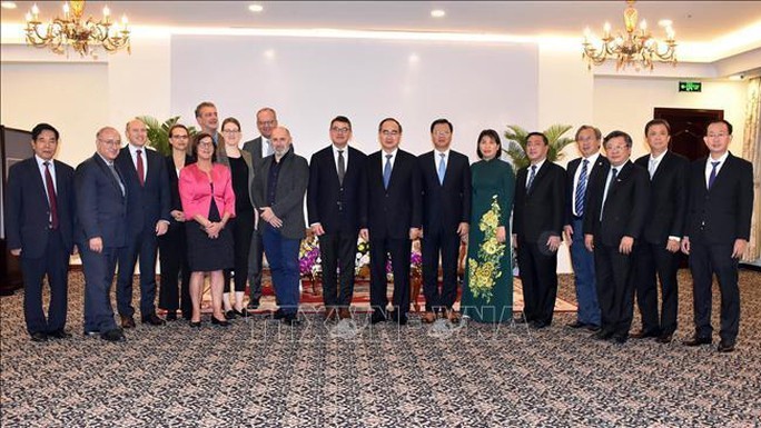 Le secrétaire du Comité du PCV pour Hô Chi Minh-Ville, Nguyên Thiên Nhân, reçoit la délégation du Land de Hesse. Photo : VNA.